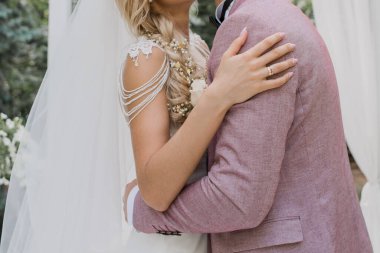 Gelin ve damat parkta