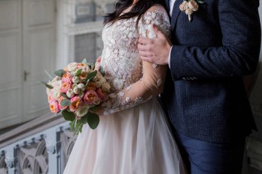 Gelin ve damat eski koridorda....