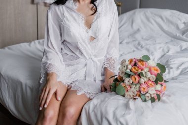 Gelin sabahleyin Peignoir 'de