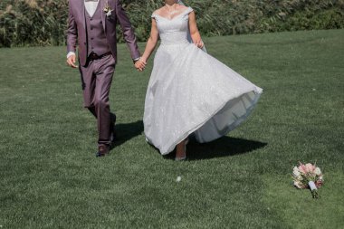 Gelin ve damat parkta