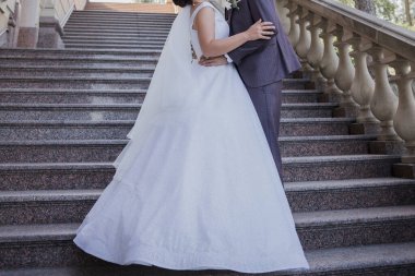 Gelin ve damat merdivenlerde.