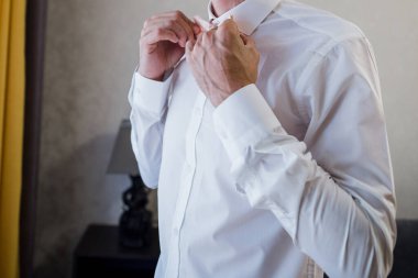 Adam papyon takıyor.