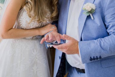 Gelin ve damat stüdyoda.