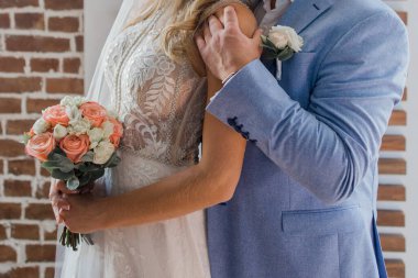 Gelin ve damat stüdyoda.