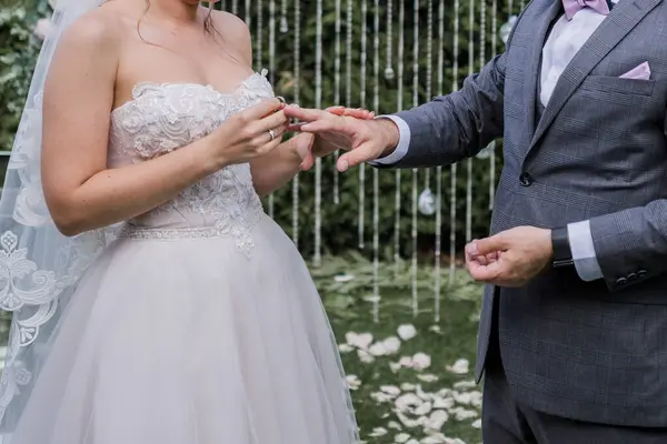 Brud Och Brudgum Vid Bröllopsceremoni — Stockfoto
