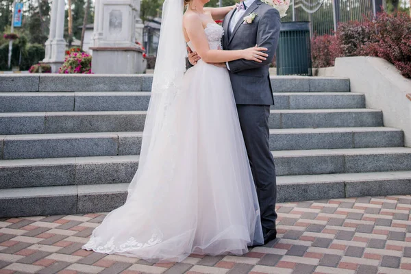 Sposa Sposo Insieme Nel Parco — Foto Stock