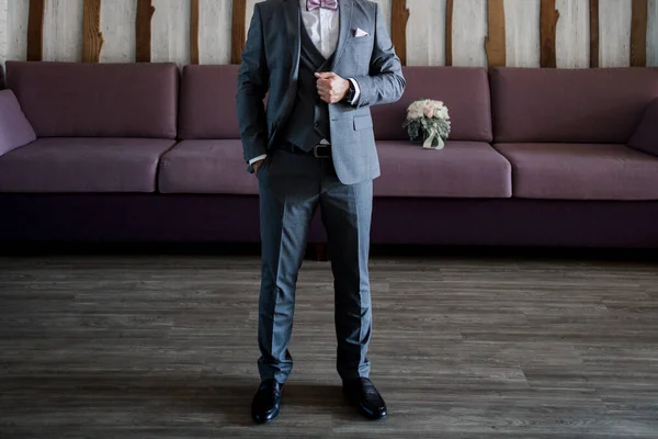 Brudgummen Sätter Sig Kostym — Stockfoto