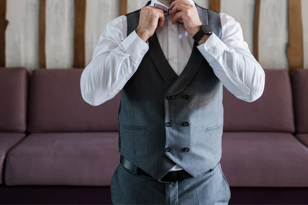 Groom Puts Suit — Stock Photo, Image