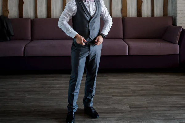 Damat Takım Elbise Giyer — Stok fotoğraf