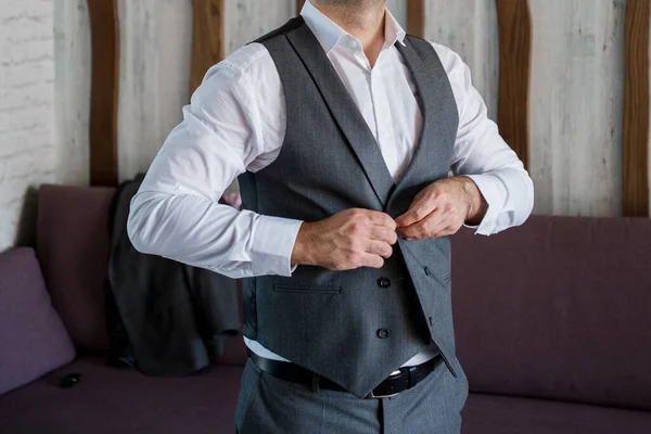 Groom Puts Suit — Stock Photo, Image