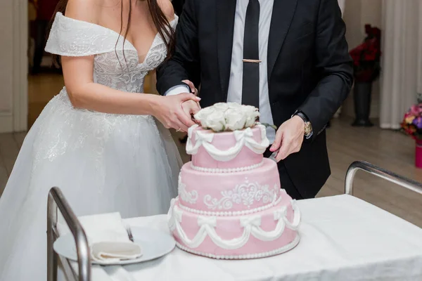 Sposa Sposo Tagliano Una Torta Nuziale — Foto Stock