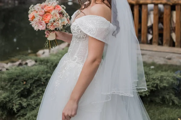 Sposa Con Bouquet Sola Nel Parco — Foto Stock