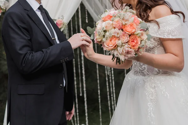 Braut Und Bräutigam Bei Einer Trauung — Stockfoto