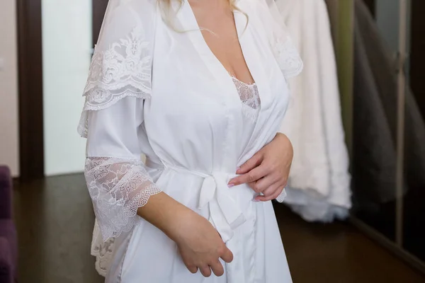 Невеста Пеньюаре Возле Свадебного Платья — стоковое фото