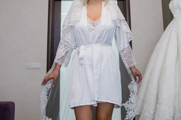 ウェディングドレスの近くのペノワールの花嫁 — ストック写真