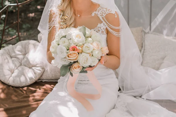 Sposa Con Bouquet Nel Parco — Foto Stock