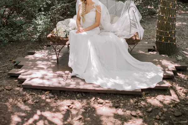 Sposa Con Bouquet Nel Parco — Foto Stock