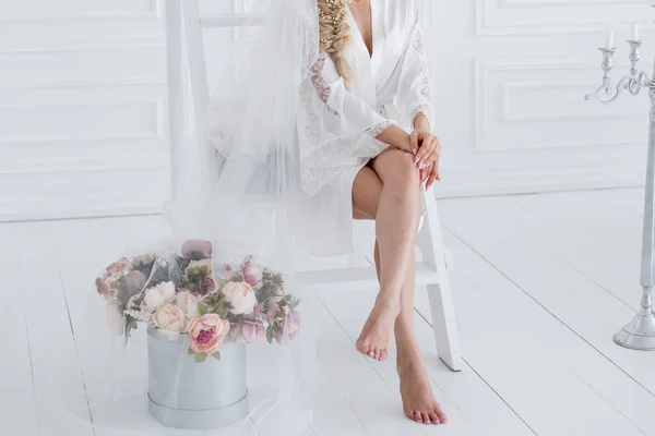 Mulher Peignoir Detém Vestido Noiva — Fotografia de Stock