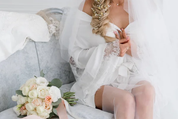 Braut Peignoir Mit Einem Blumenstrauß — Stockfoto