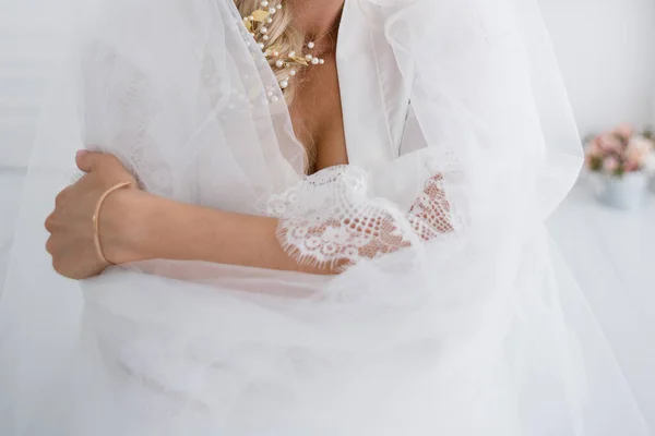 Mariée Peignoir Avec Bouquet Fleurs — Photo