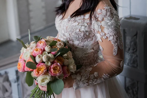 Sposa Con Bouquet Sulle Scale — Foto Stock