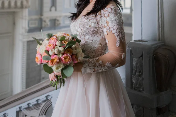 Braut Mit Einem Strauß Auf Der Treppe — Stockfoto