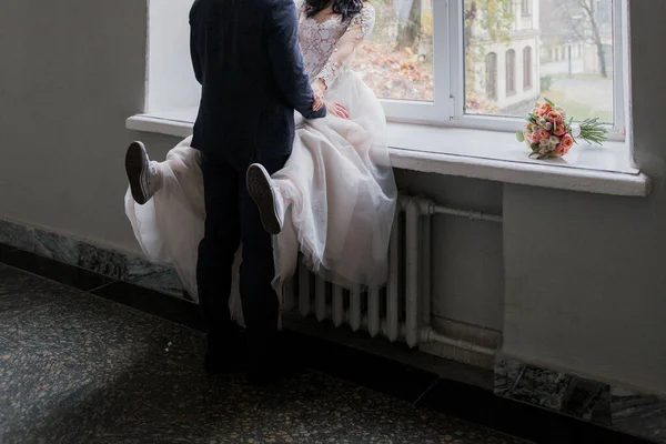 Sposa Sposo Nel Vecchio Corridoio — Foto Stock