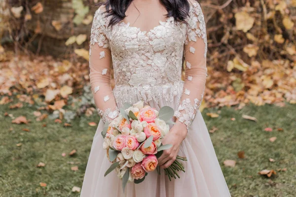 Mariée Avec Bouquet Automne Dans Parc — Photo