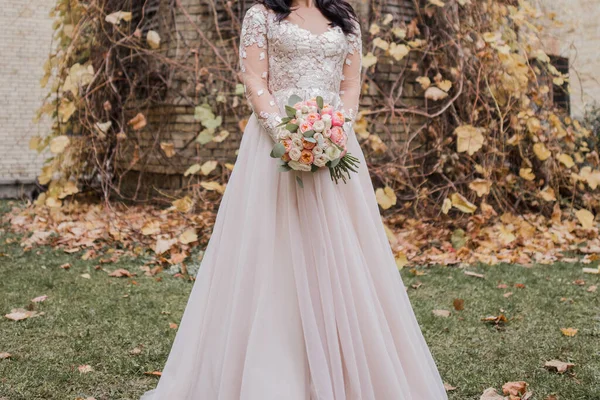 Mariée Avec Bouquet Automne Dans Parc — Photo