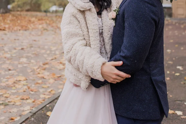 Menyasszony Vőlegény Parkban Ősszel — Stock Fotó
