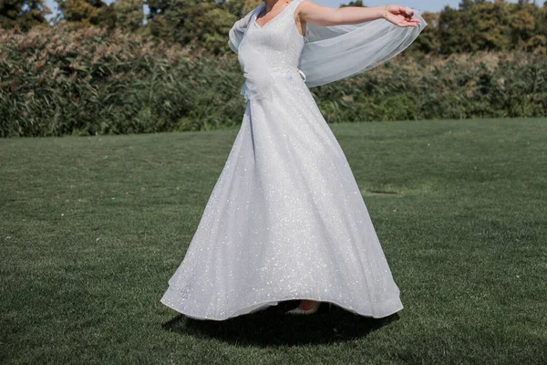 在高尔夫球场上戴面纱的新娘 — 图库照片