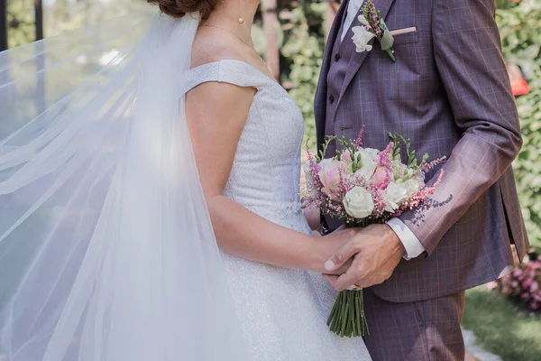 Menyasszony Vőlegény Parkban — Stock Fotó