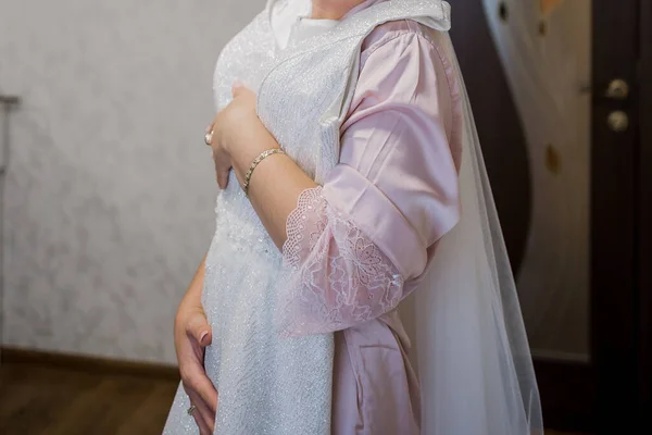 Kvinna Peignoir Innehar Bröllopsklänning — Stockfoto