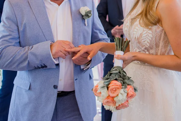 Brud Och Brudgum Swap Ringar — Stockfoto
