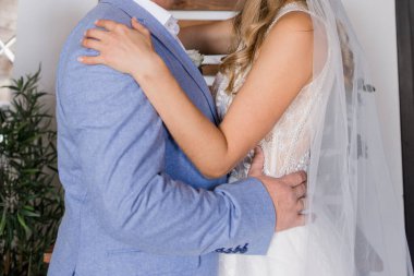 Gelin ve damat stüdyoda.