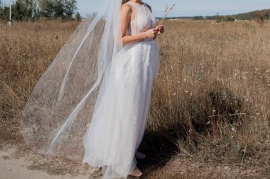 Gelin tarlada yalnız.