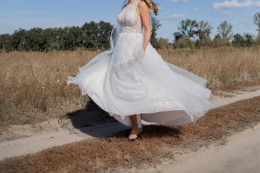 Gelin tarlada yalnız.