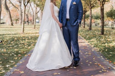 Gelin ve damat parkta