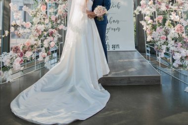 Gelin ve damat odada birlikte.