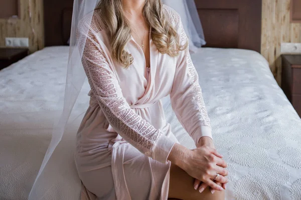 Bruid Peignoir Bij Het Bed — Stockfoto
