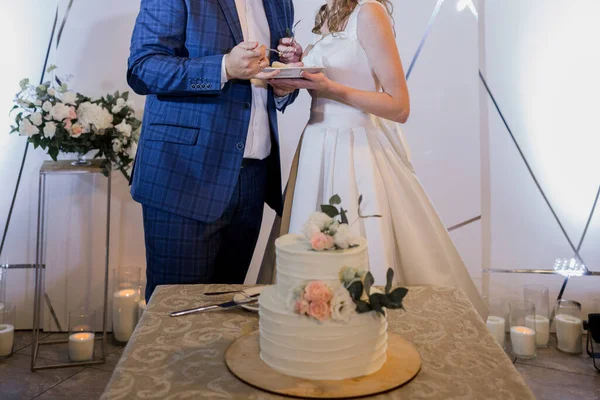新娘和新郎切了一个结婚蛋糕 — 图库照片