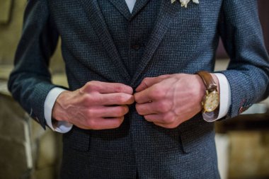 Takım elbiseli ve papyonlu bir damat.