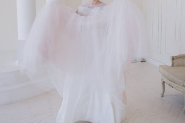 Gelin, stüdyoda tek başına, elbise içinde.