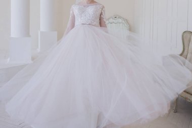 Gelin, stüdyoda tek başına, elbise içinde.