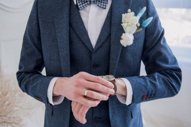 Takım elbiseli ve papyonlu bir damat.