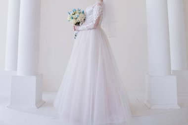 Gelin ve bir buket çiçek stüdyoda yalnız.