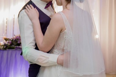 Gelin ve damat bir düğünde dans ediyorlar.