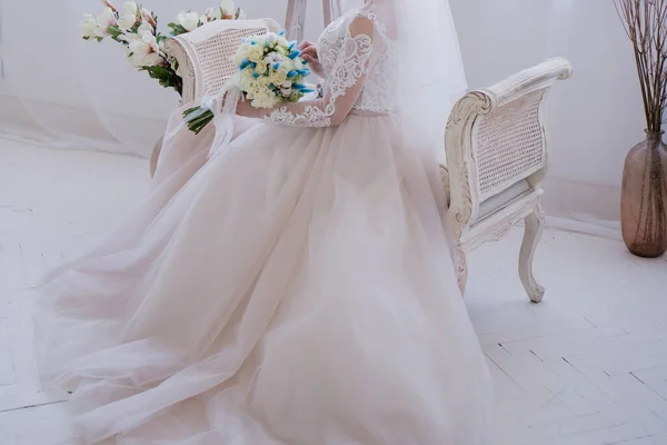 Mariée Avec Bouquet Seul Dans Studio — Photo