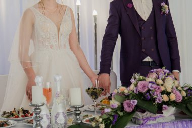 Gelin ve damat bir ziyafette