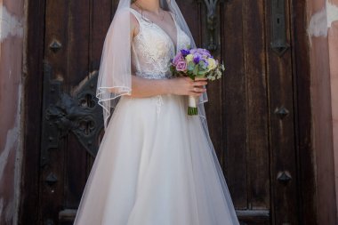 Şehirde bir buketi olan bir gelin.